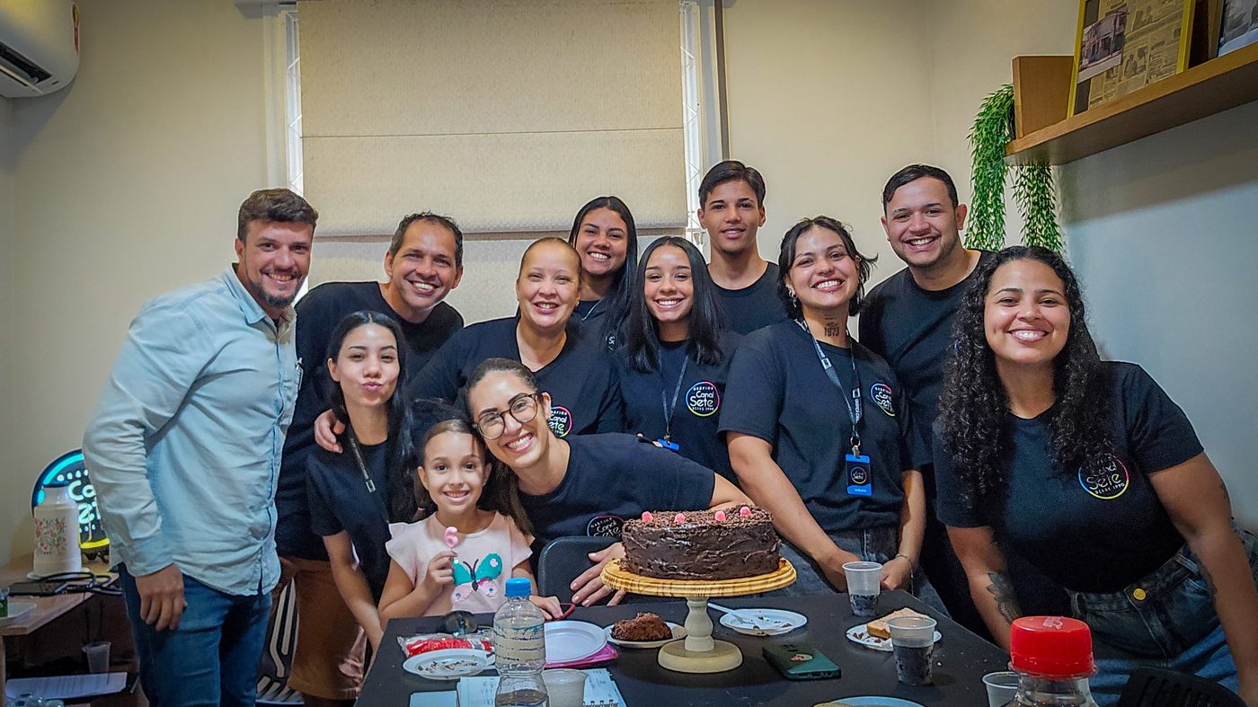 Equipe da Gráfica Canal Sete reunida